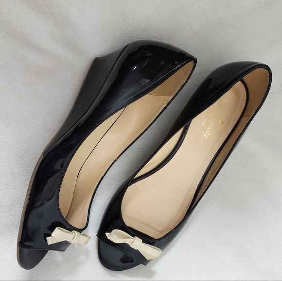 Kate Spade NY Patent Leather Wedge Shoes Low Beige Bow Peep Toe Summer Designer - Picture 6 of 10